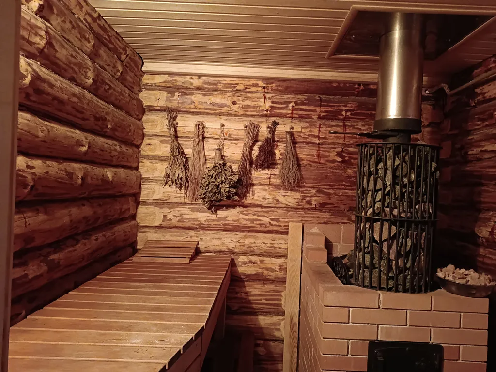 Темный домик на опушке леса