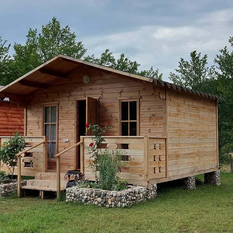 Дом в деревне на берегу реки для спокойного отдыха
