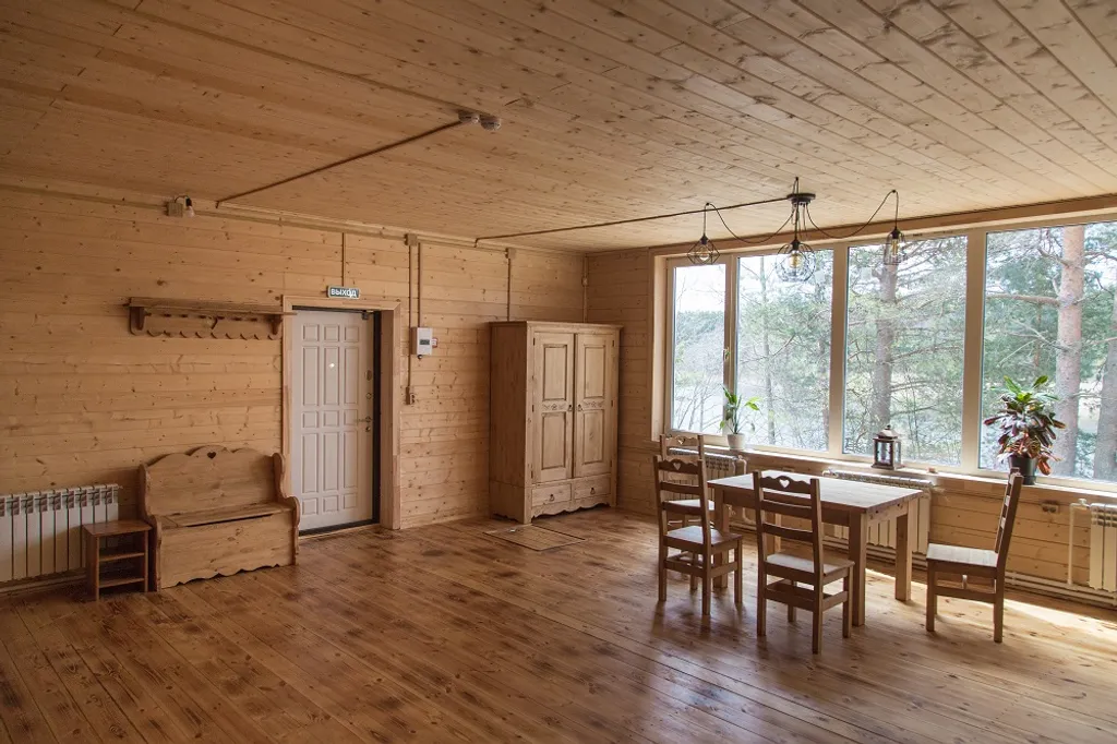 Жёлтый домик с панорамными окнами на берегу реки