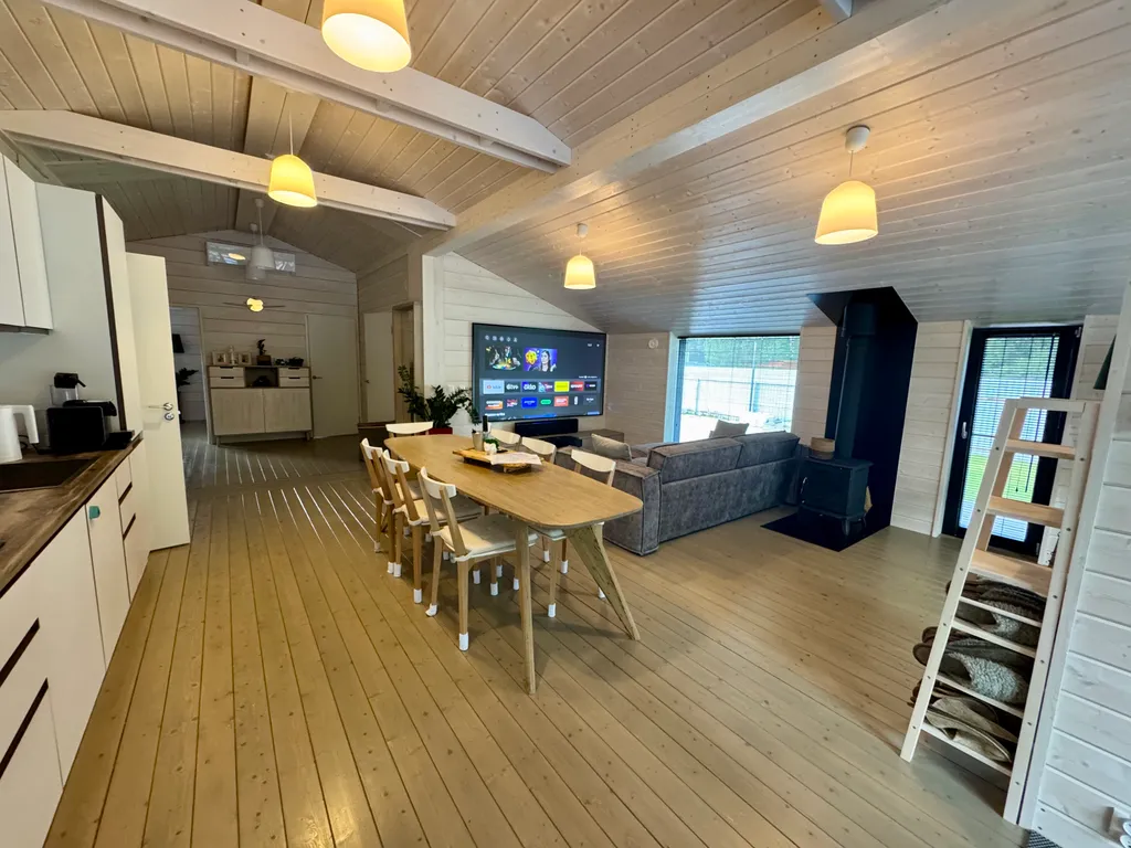 Коттедж Дом с летним бассейном (4 спальни) — Дубна