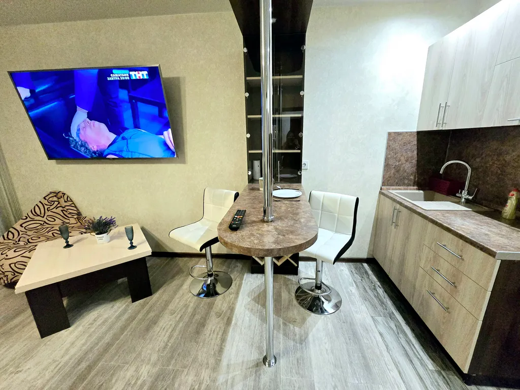 Шикарная квартира с огромным телевизором