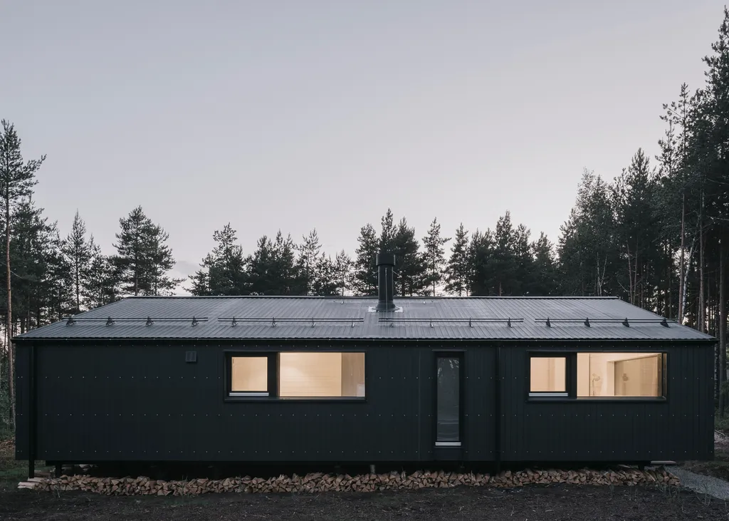 Загородный дом с просторной террасой и баней