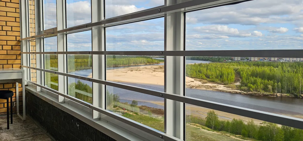 Большая студия с панорамным балконом, видом на реку