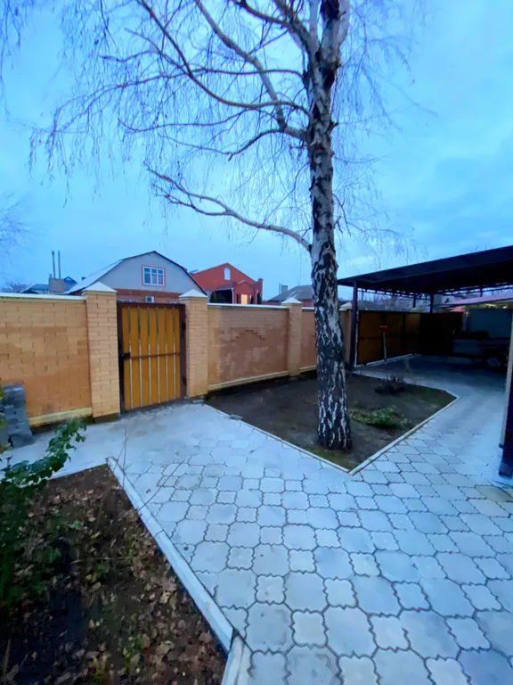 Большой двухэтажный дом