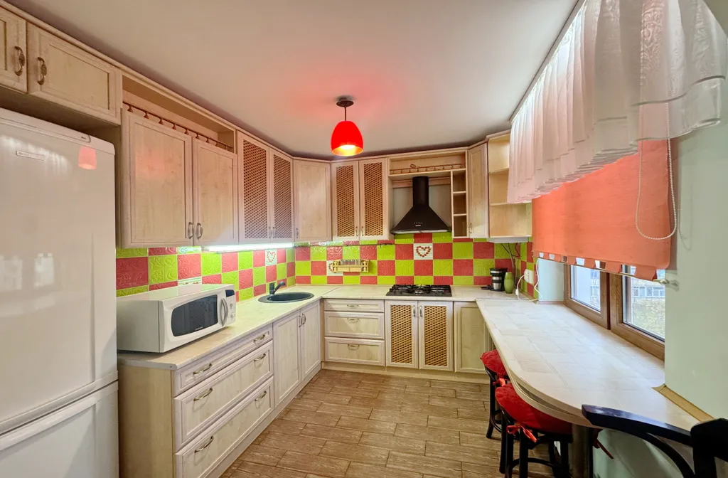 Дизайнерская квартира с камином и креслом-качалкой