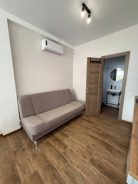 Апартаменты с теплым бассейном и видом на море и горы.