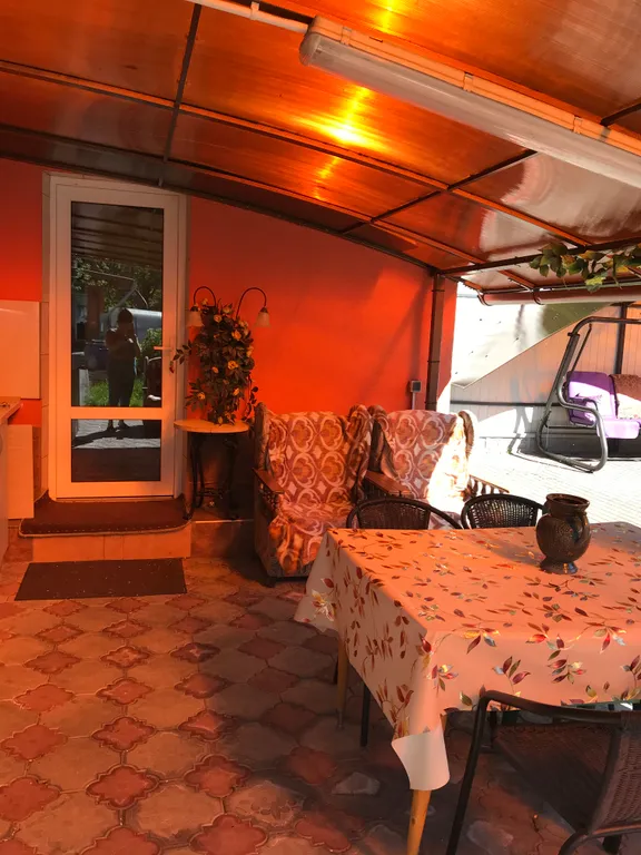 Дом в саду с баней и бассейном летом