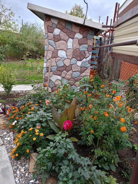 Уютный дом с беседкой и камином