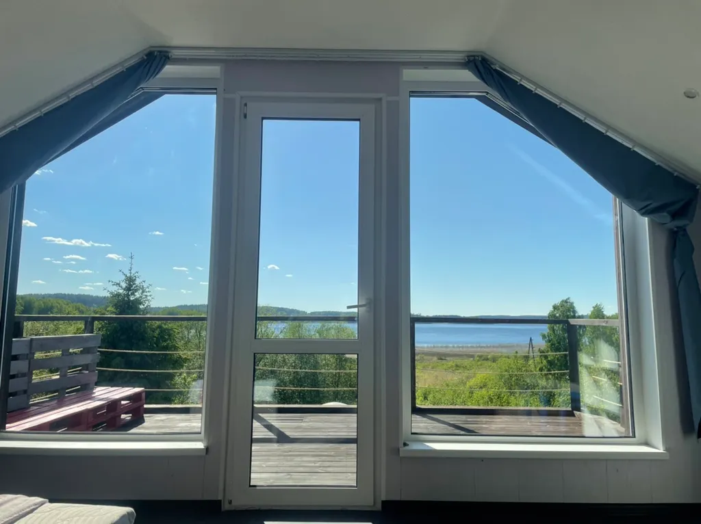 дом  на Выборгском шоссе у озера