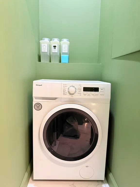 Розовая лошадка у себя дома