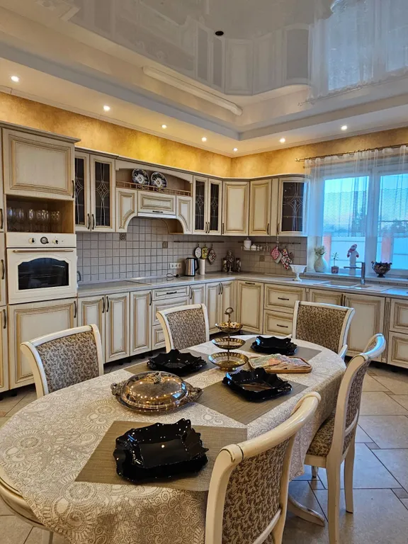 Уютный новый 3 этажный 10-комнатный гостeвoй дом с баней и прудом