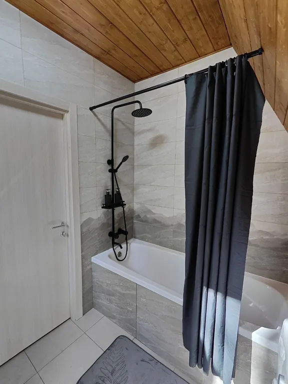 Большой уютный дом в лесу