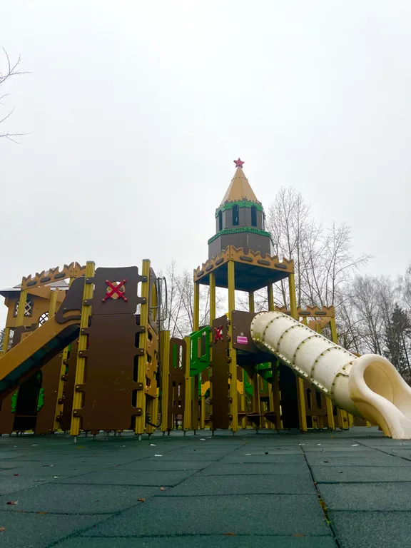 Курортная квартира с питерской атмосферой-лес, озеро, Москва.