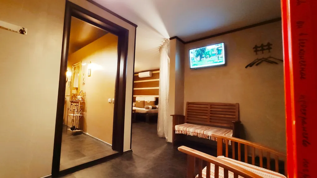 Квартира Коко Шанель с жёлтой ванной на львиных ножках