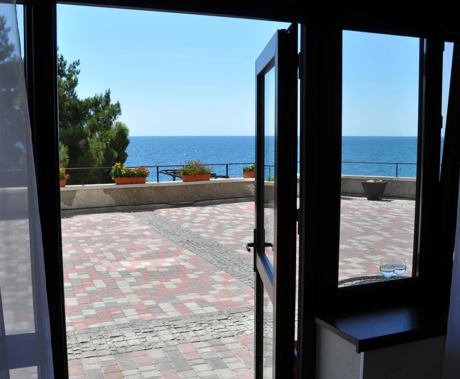 Уютная студия на первом этаже рядом с пляжем в Ливадии