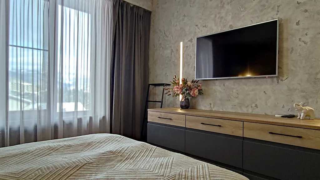 Современный красивый апартамент со спальней. Панорама на горы. Центр.