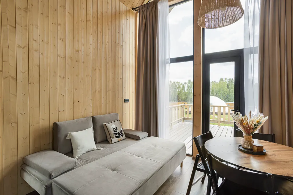 Барн с вторым светом и видом на реку