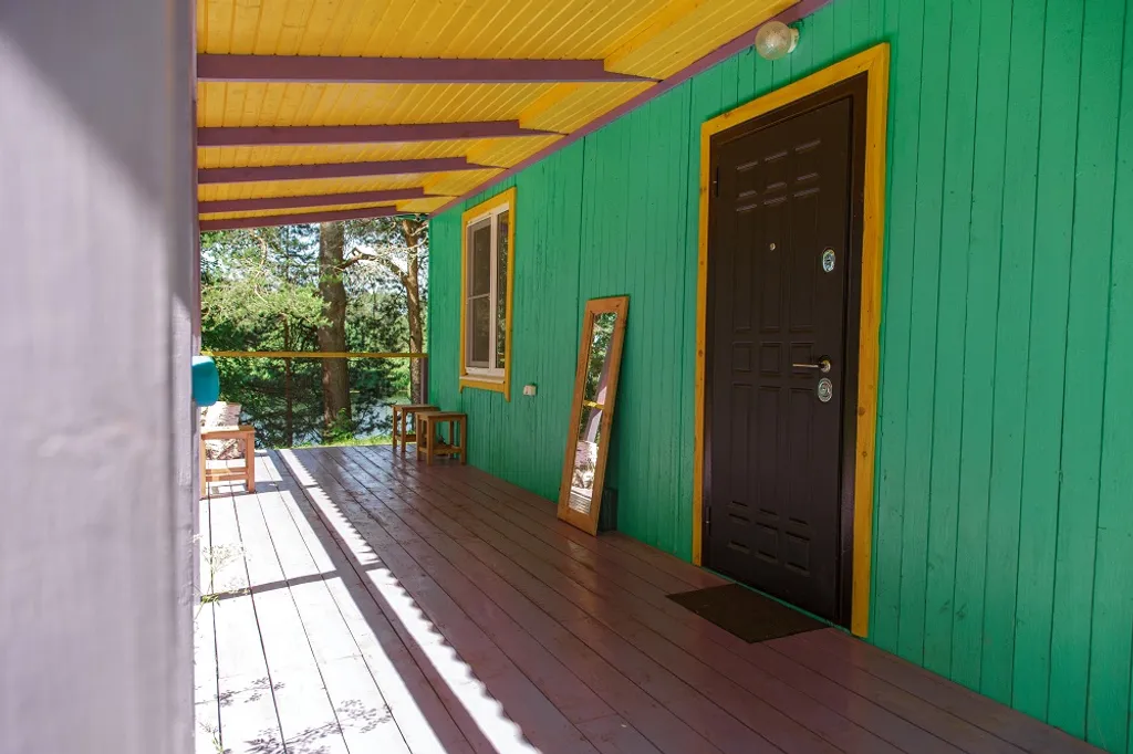 Уютный деревянный дом на берегу реки