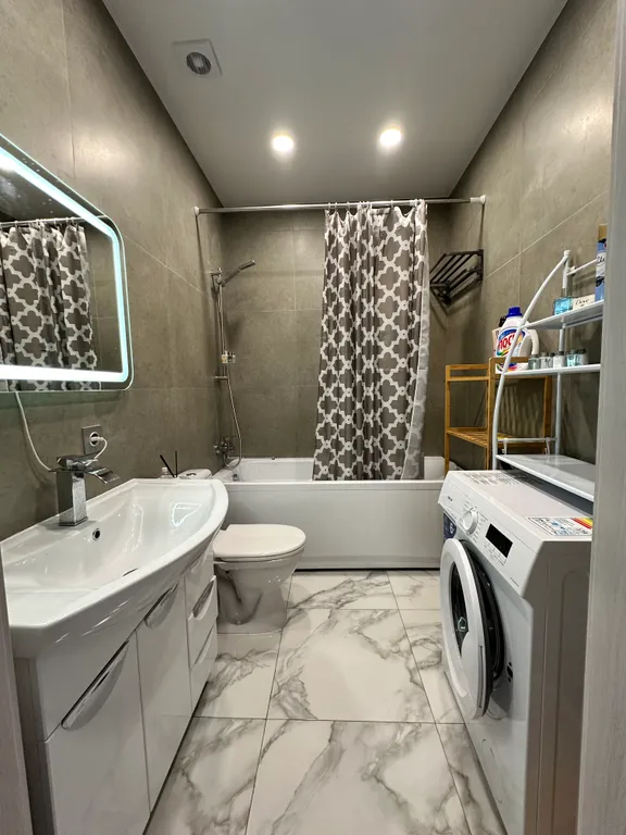 Уютный новый дом в центре города с бассейном