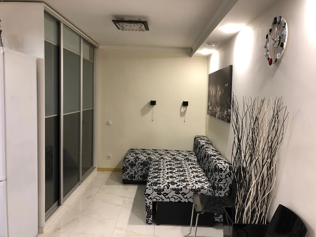 Отличная квартира в 12 минутах от моря со своим выходом в полесадник.