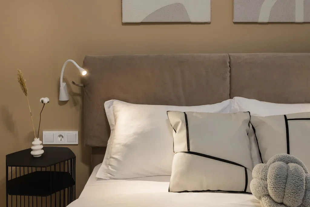 Современная трешка с видом на озеро и каминным залом