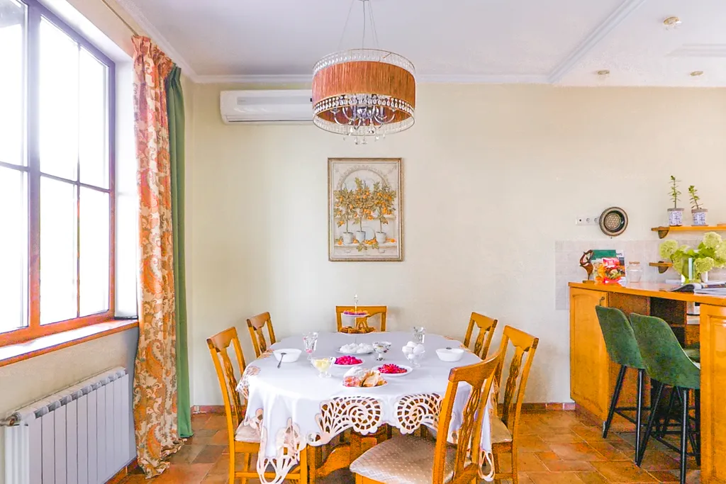 Белый коттедж с баней и бассейном рядом с озером