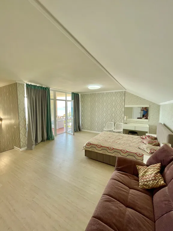 Двухуровневые апартаменты с видом на море и пляж