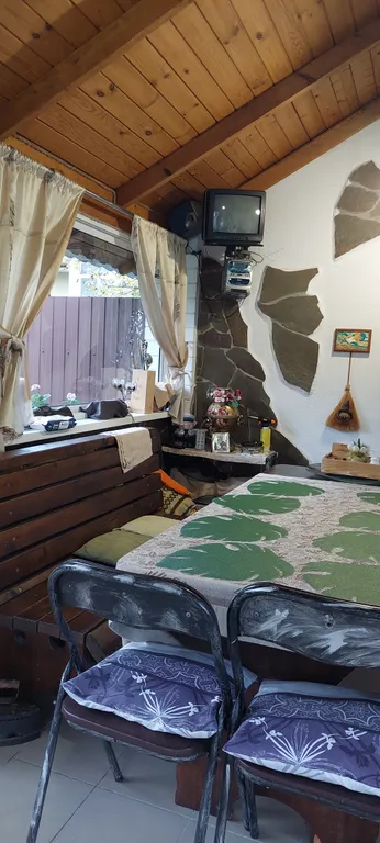 Уютный дом в черте города для комфортного отдыха в лесной местности