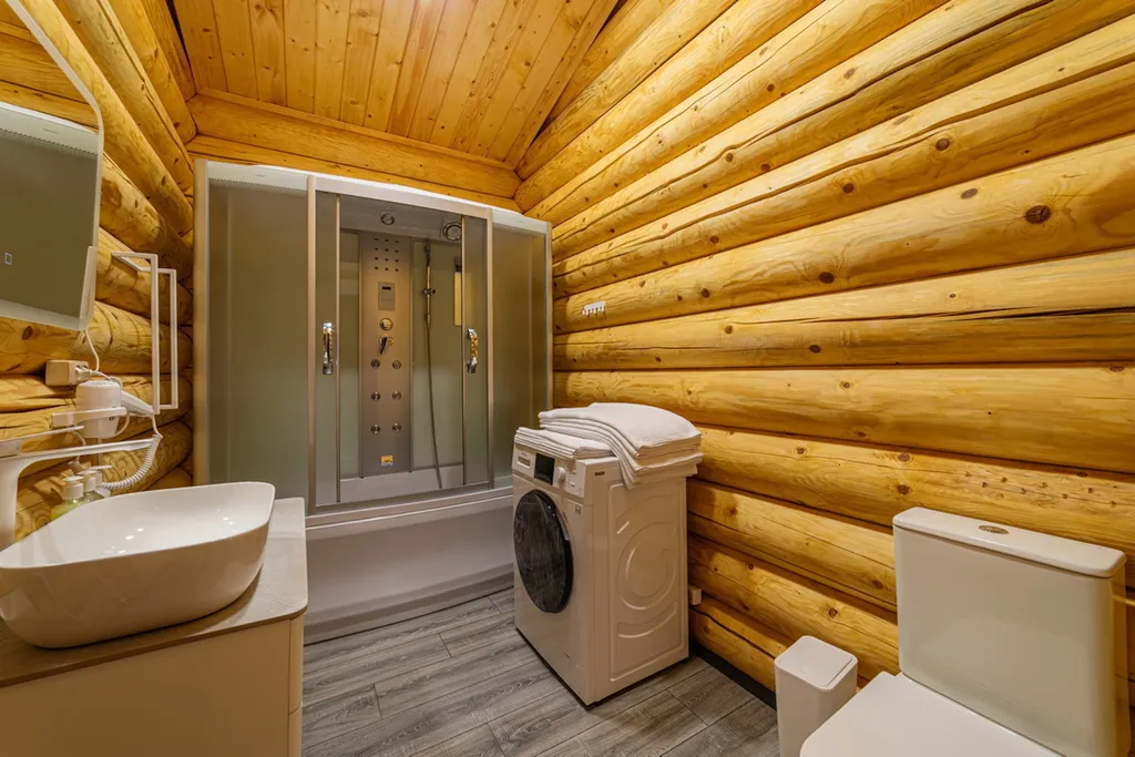 Уютный дом на берегу большого озера