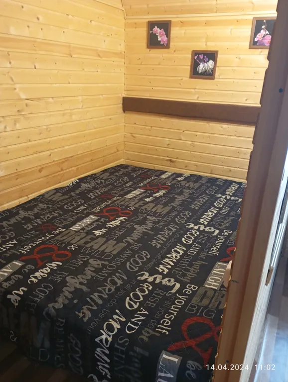 Благоустроенный дом на берегу с баней и катером