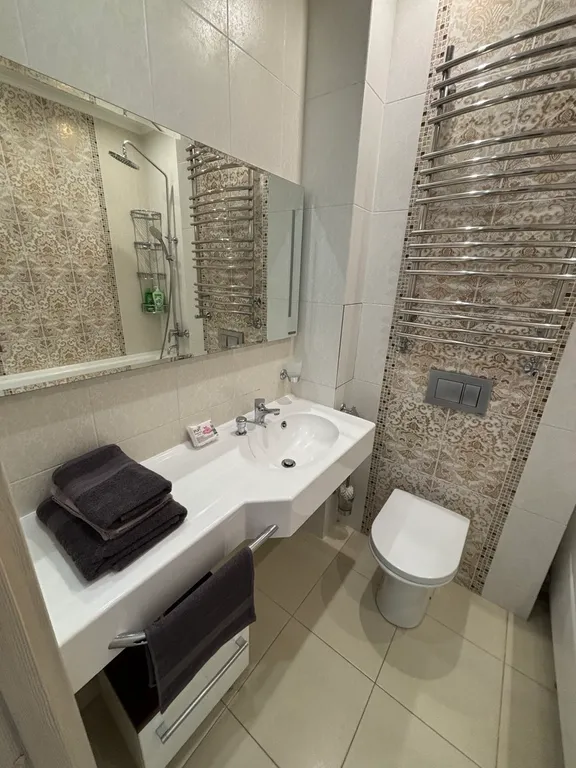 Светлая двухкомнатаная квартира с дизайнерским ремонтом рядом с центром города