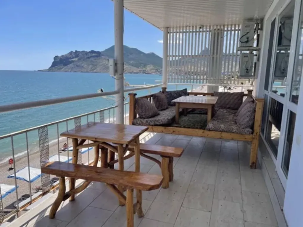 Улучшенный двухкомнатный  номер с балконом и видом на море