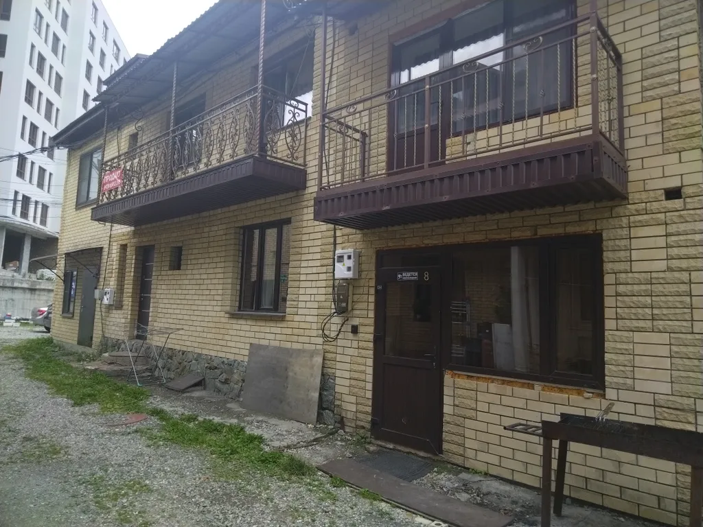 Танхаус камином трёхэтажный, с балконом, 3 комнаты не изолированные.