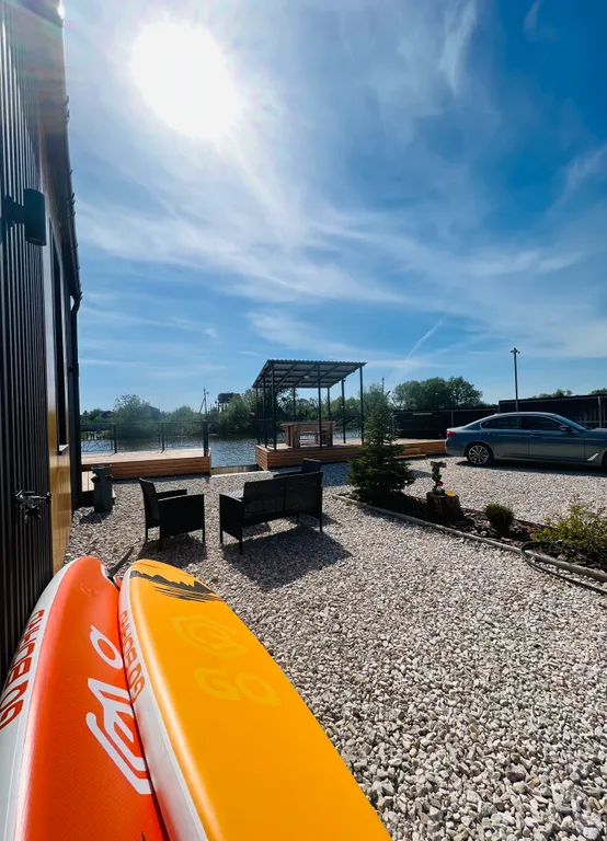 Уютный дом у реки недалеко от города с настоящим дровяным камином