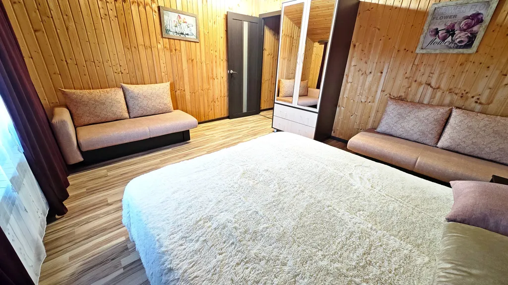 Бежевые апартаменты люкс с 2 спальнями, кондиционером, кухней-гостиной