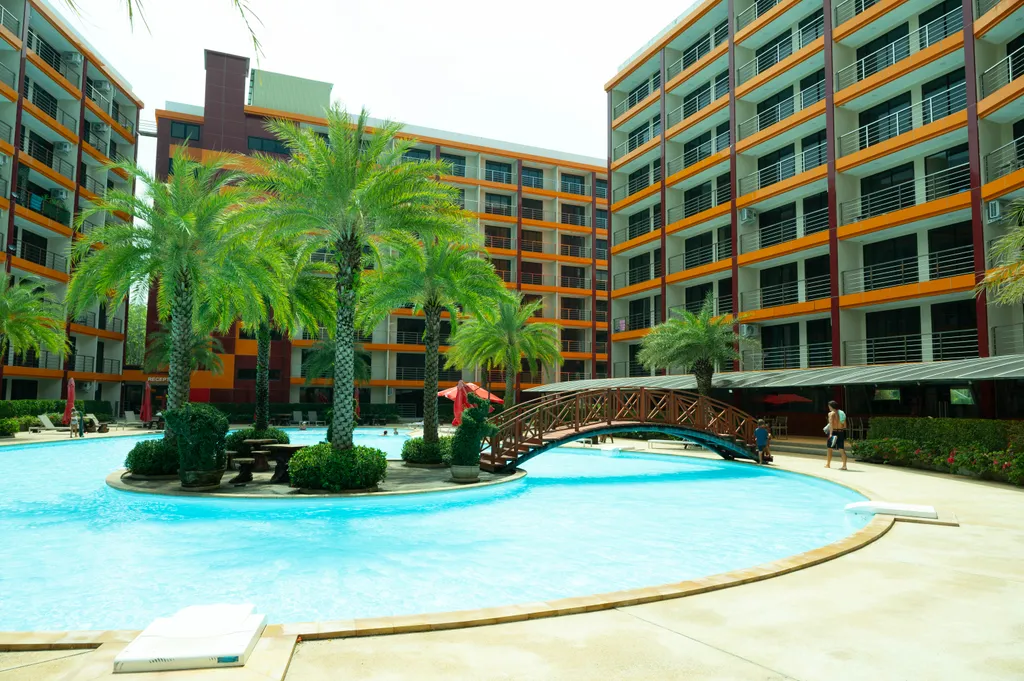 Квартира с большим бассейном и теннисным кортом рядом с пляжем