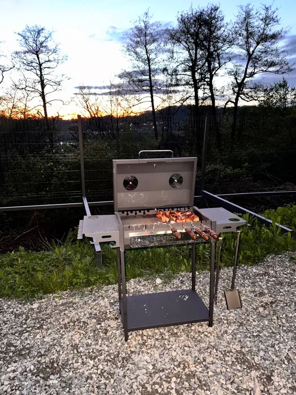 Дом с видом на море в лесу