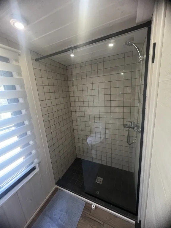 Уютный домик на берегу озера