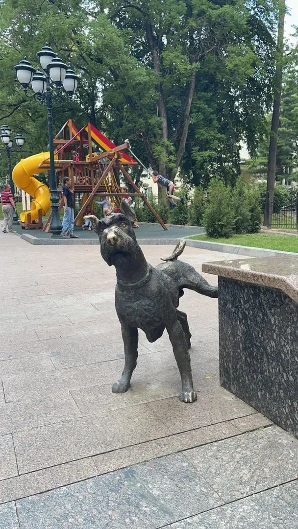 Бронзовая скульптура Писающегося пса