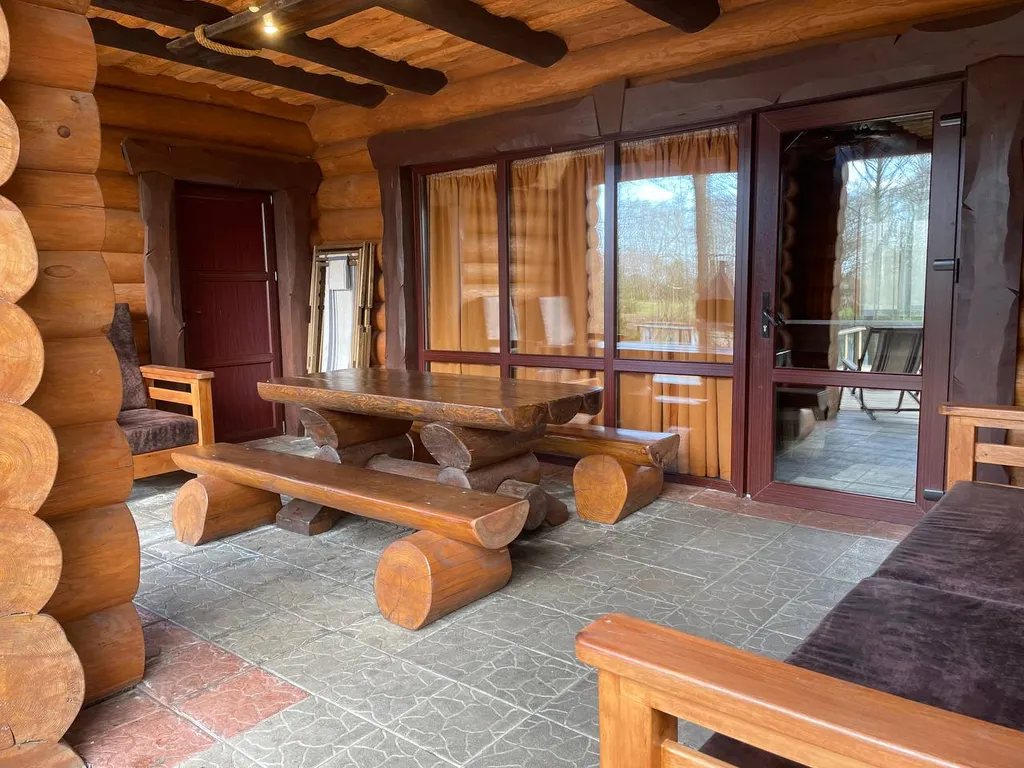 Деревянный дом у озера с сауной и бильярдом