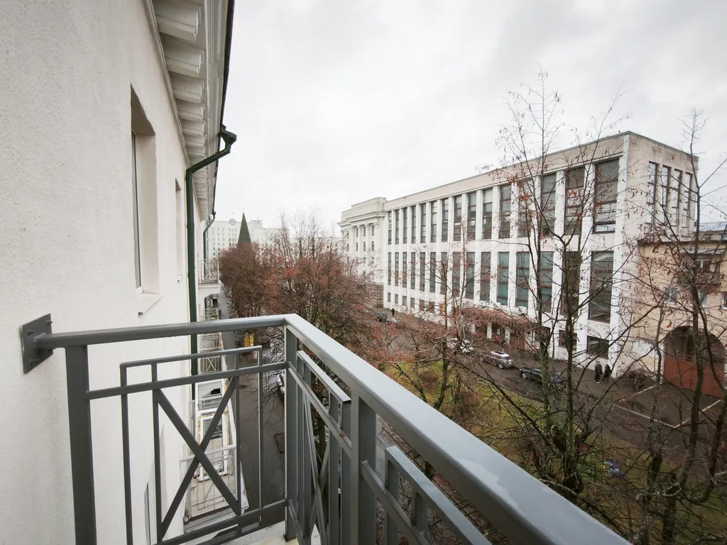 Центр. Сталинка с балконом с красивым видом на бульвар возле университа