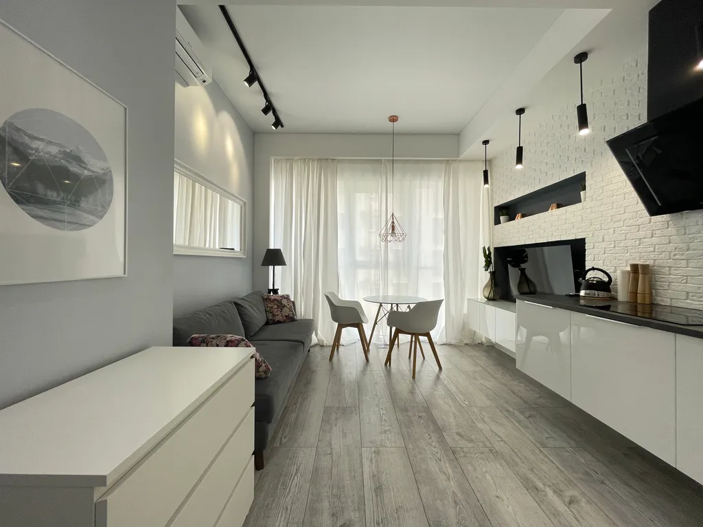 Красивая однокомнатная квартира с балконом на первой линии у моря