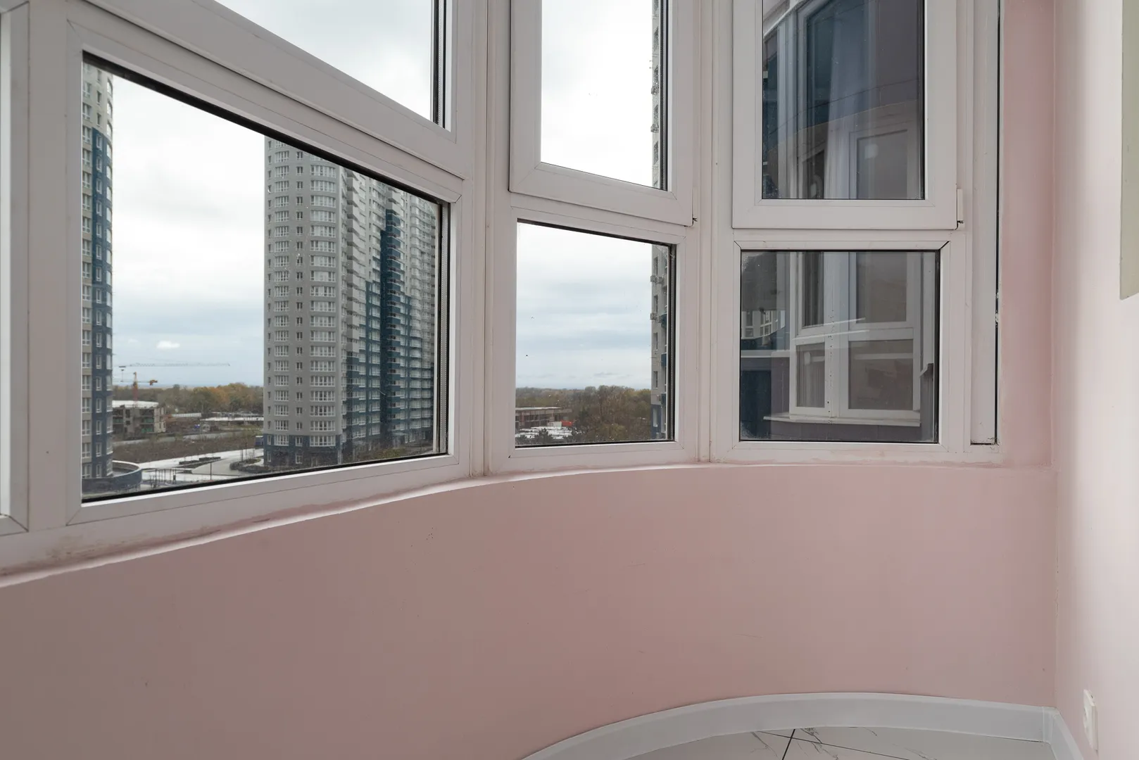 Розовый балкон с панорамным окном. В ясную погоду Вы увидите горы