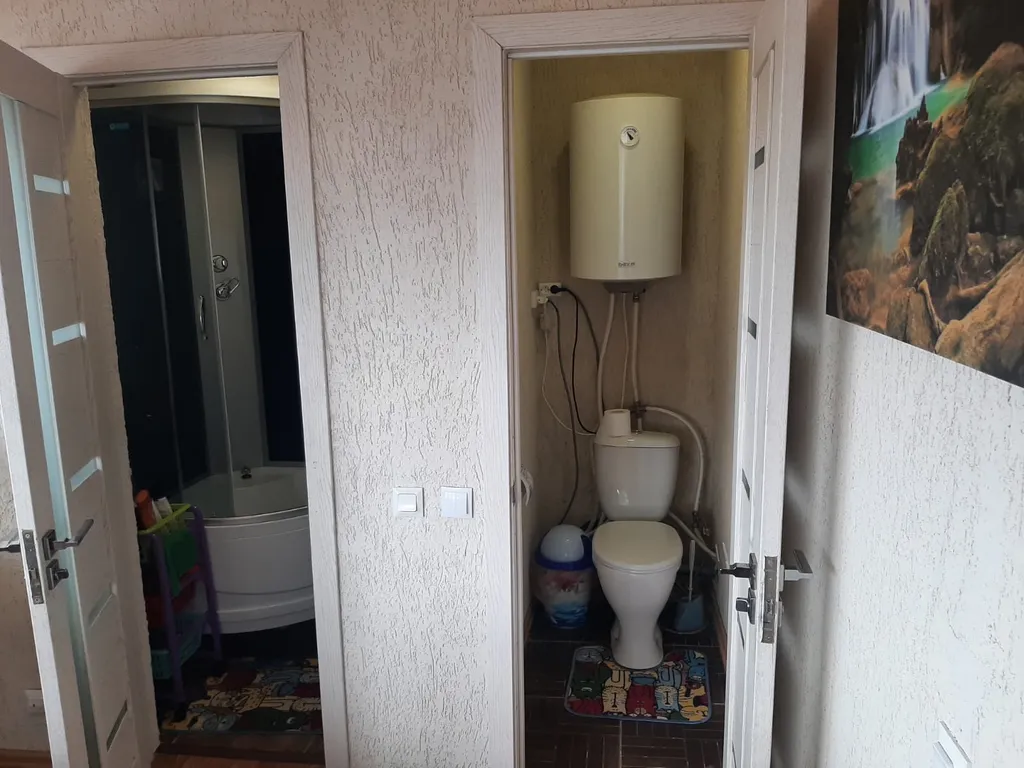 Деревенский дом у озера