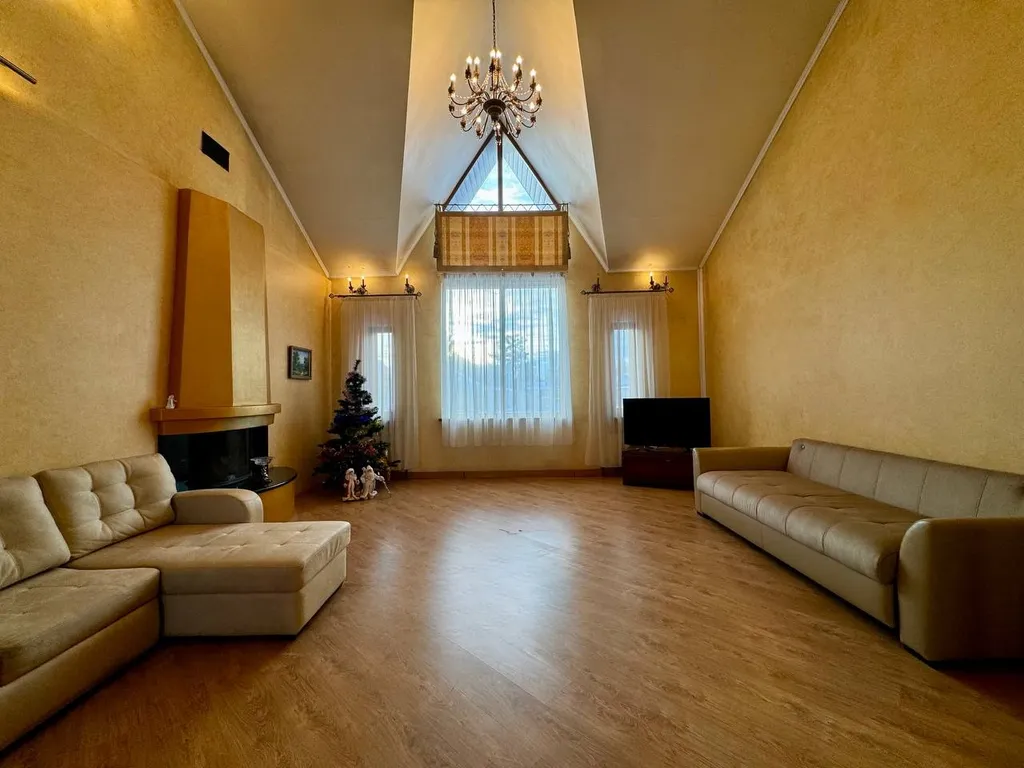 Дом с сауной и бассейном в черте города