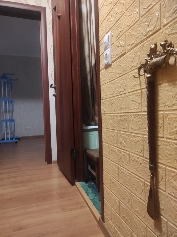 Уютная квартира с роскошной кроватью (2*2м) из натурального дерева