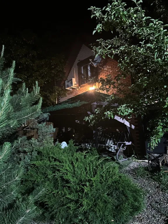 Уютный домик рядом с садом, хвойными деревьями, рядом с тц