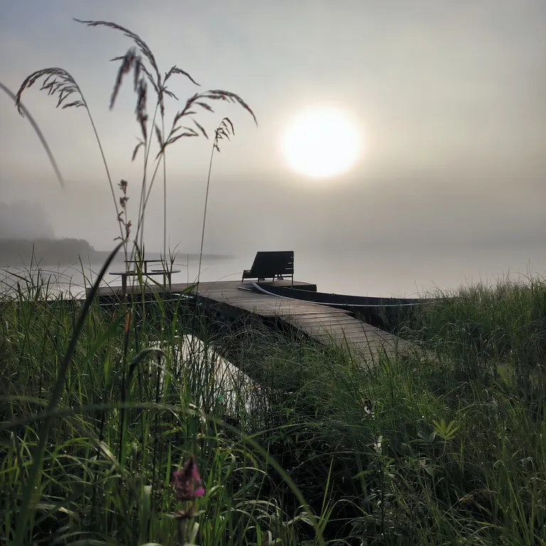 Дом на скале с панорамным видом на озеро