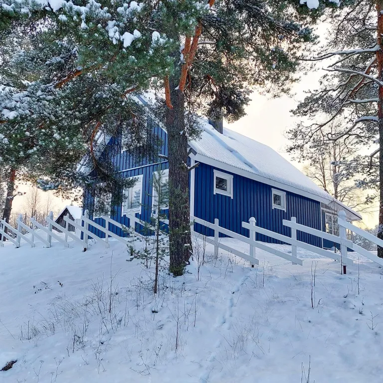 Уютный дом на берегу речки, в финском стиле