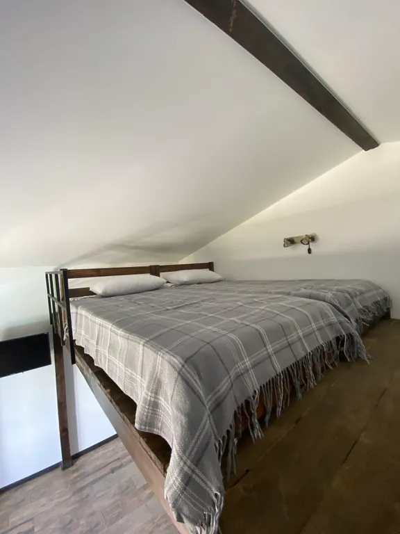 Дом с мансардой у моря, шале с видом на бассейн, номер с бассейном